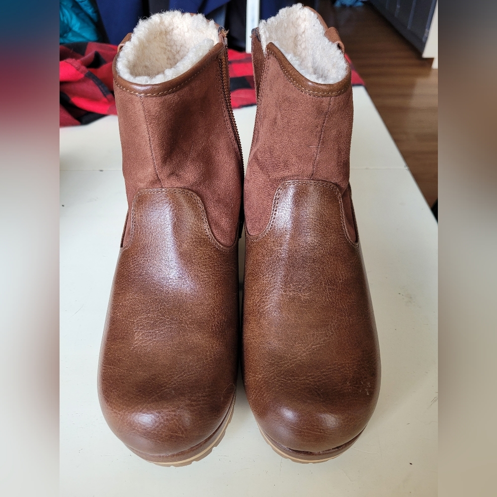 NWOT Women's size 7.5 Chelsea boot